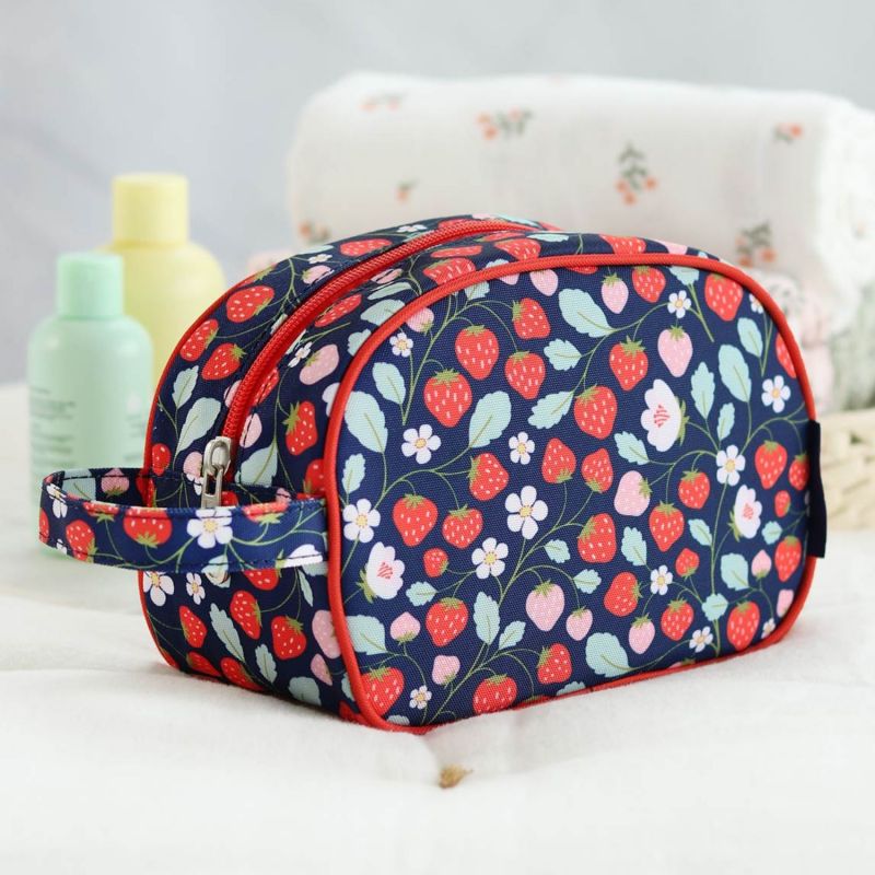 Trousse de toilette Fraises A Little Lovely Company Ambiance 1