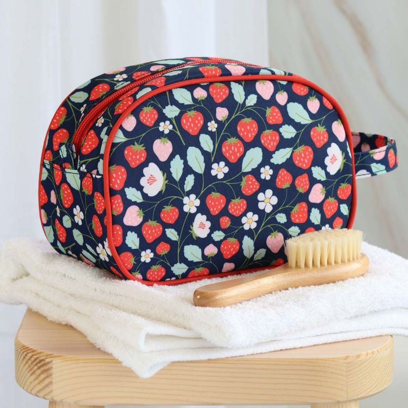 Trousse de toilette Fraises A Little Lovely Company Ambiance 6