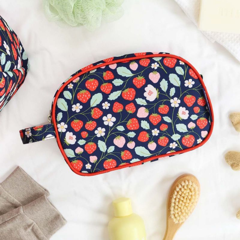 Trousse de toilette Fraises A Little Lovely Company Ambiance 7