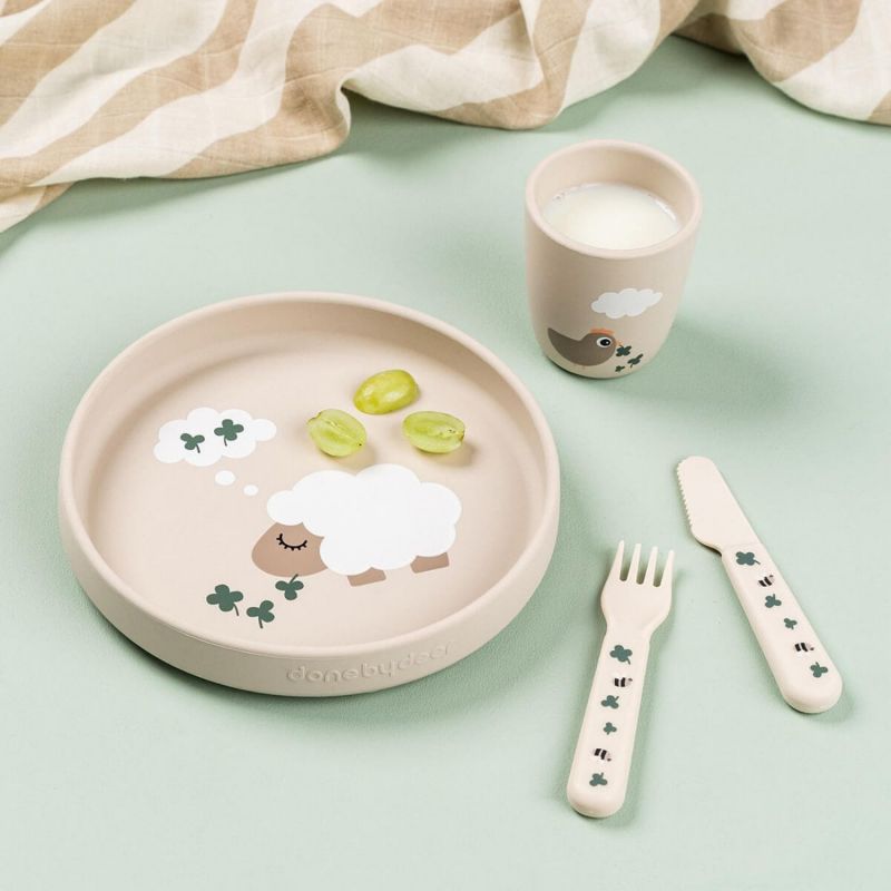 Assiette ventouse en silicone Tiny farm Sable Done by Deer Ambiance 2