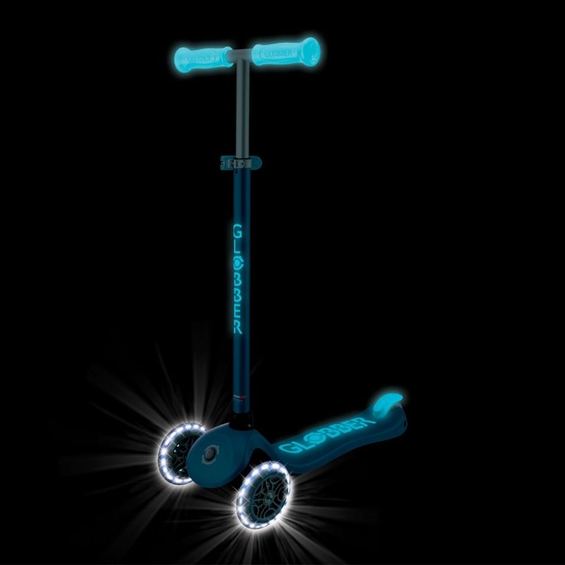 Trottinette Primo Plus phosphorescente Petrol Blue Globber Ambiance 2