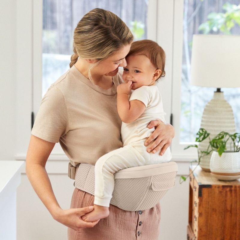Porte bébé enfant Alta Hip Natural Beige Ergobaby Ambiance 5
