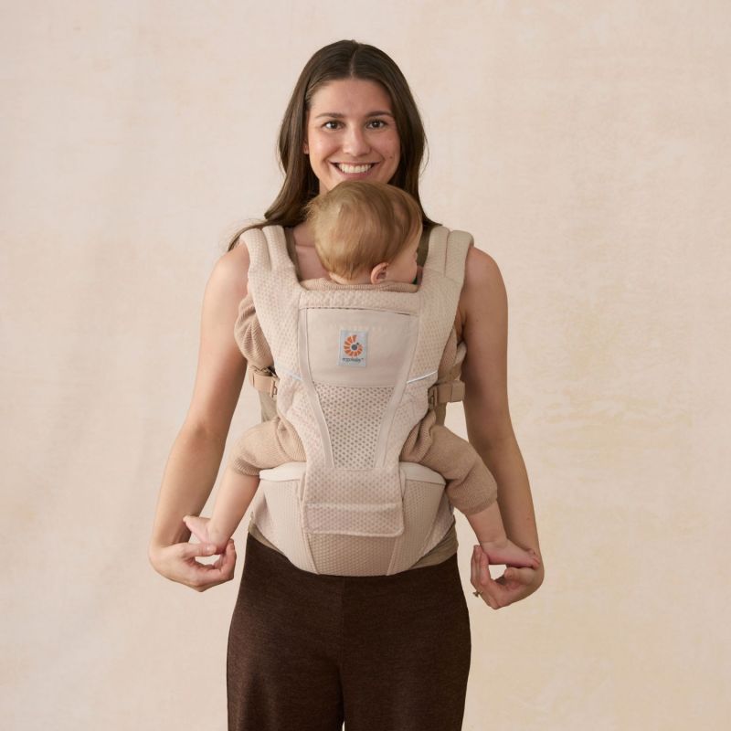 Porte bébé enfant Alta Hip Natural Beige Ergobaby Ambiance 8