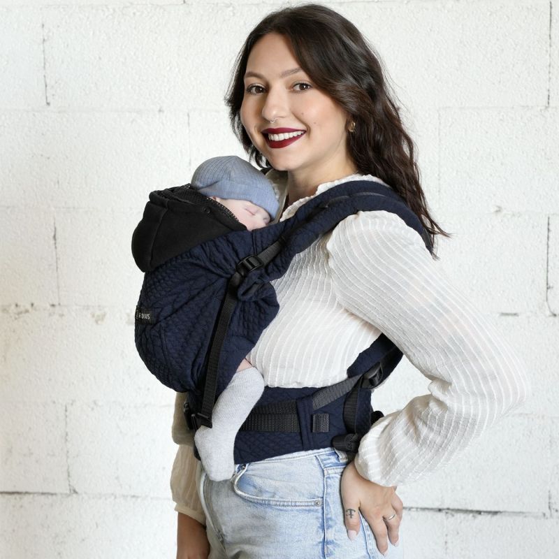 Porte bébé HoodieCarrier 2 Bleu Moelleux Love Radius Ambiance 7