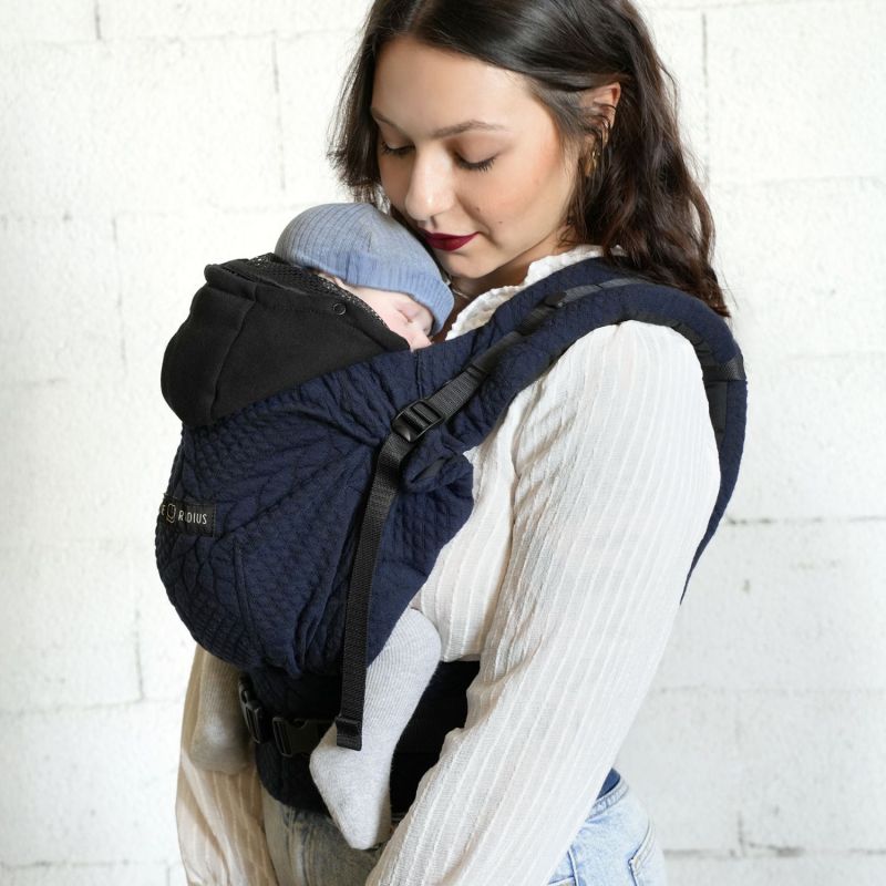 Porte bébé HoodieCarrier 2 Bleu Moelleux Love Radius Ambiance 8
