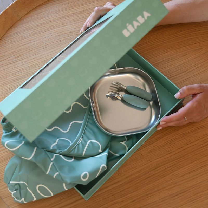 Coffret cadeau set repas couverts et bavoir Vert Sauge Béaba Ambiance 2