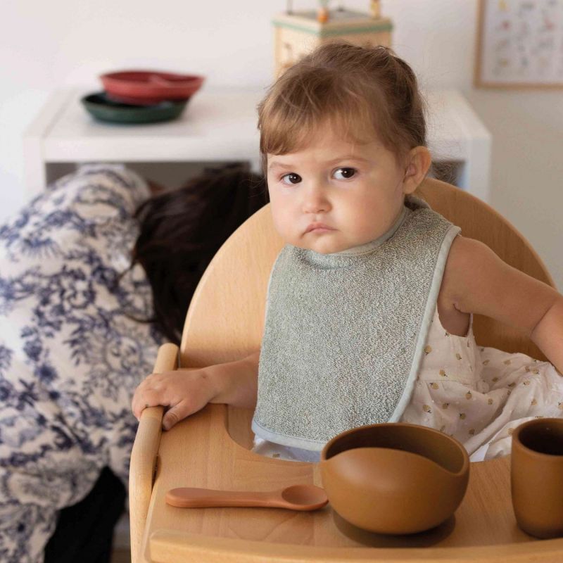 Bavoir maternelle en éponge Vert Trois Kilos Sept Ambiance 2