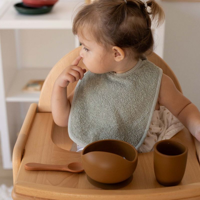 Bavoir maternelle en éponge Vert Trois Kilos Sept Ambiance 3