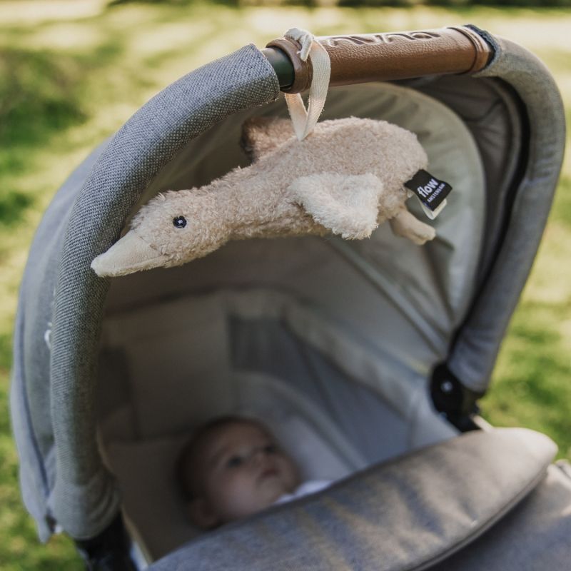 Image d'ambiance de présentation du produit Peluche bruit blanc à suspendre Liva avoine - FLOW