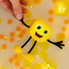 Personnage Alex jaune et 2 cubes lumineux