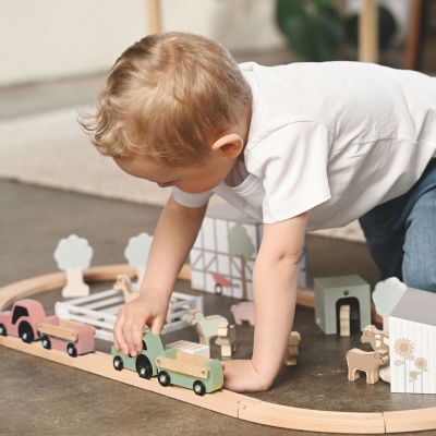 Circuit de train en bois ferme