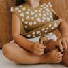 Bavoir en silicone Fall In Love camel Zakuw Ambiance 6