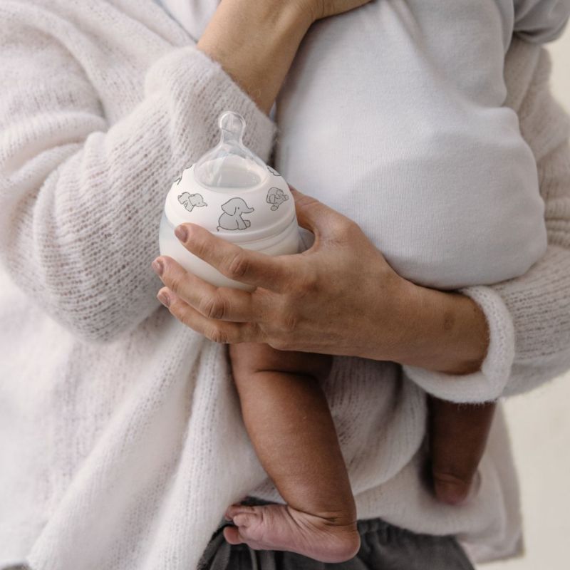 Biberon anti-colique en silicone Eléphant (240 ml) Elhée Ambiance 2