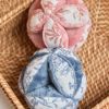 Balle sensorielle lapin Toile de Jouy bleu Tartine et Chocolat Ambiance 2