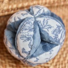 Balle sensorielle lapin Toile de Jouy bleu - Tartine et Chocolat