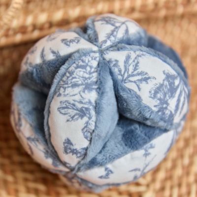 Balle sensorielle lapin Toile de Jouy bleu Tartine et Chocolat