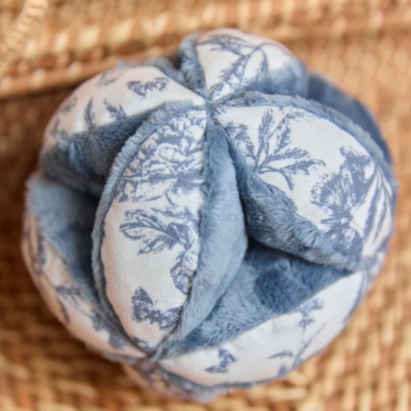 Balle sensorielle lapin Toile de Jouy bleu Tartine et Chocolat Produit 1