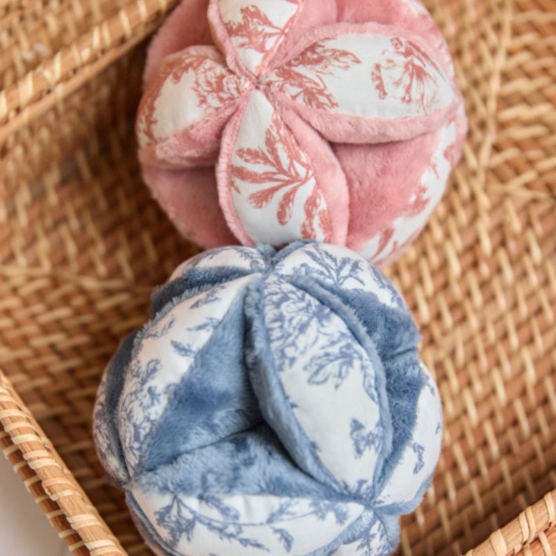 Balle sensorielle lapin Toile de Jouy bleu Tartine et Chocolat Ambiance 2