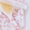 Brosse et peigne imprimé inspiration Toile de Jouy rose Tartine et Chocolat Ambiance 3