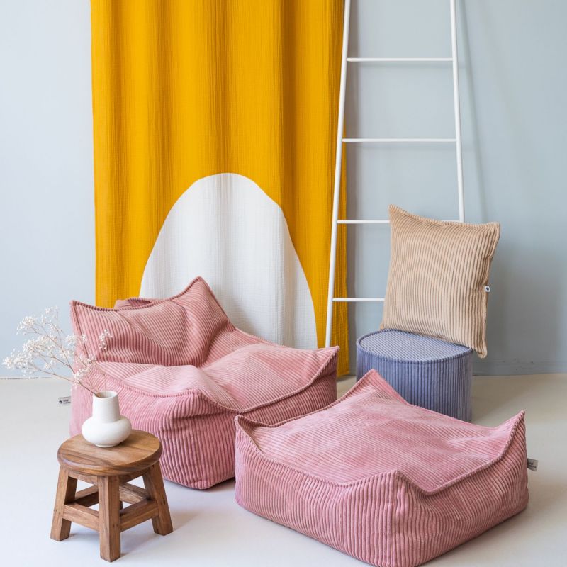 Fauteuil pouf et repose-pieds Pink Mousse velours côtelé Wigiwama Ambiance 2