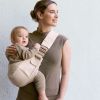 Porte bébé enfant Upsie Sling Natural Beige Ergobaby Ambiance 7