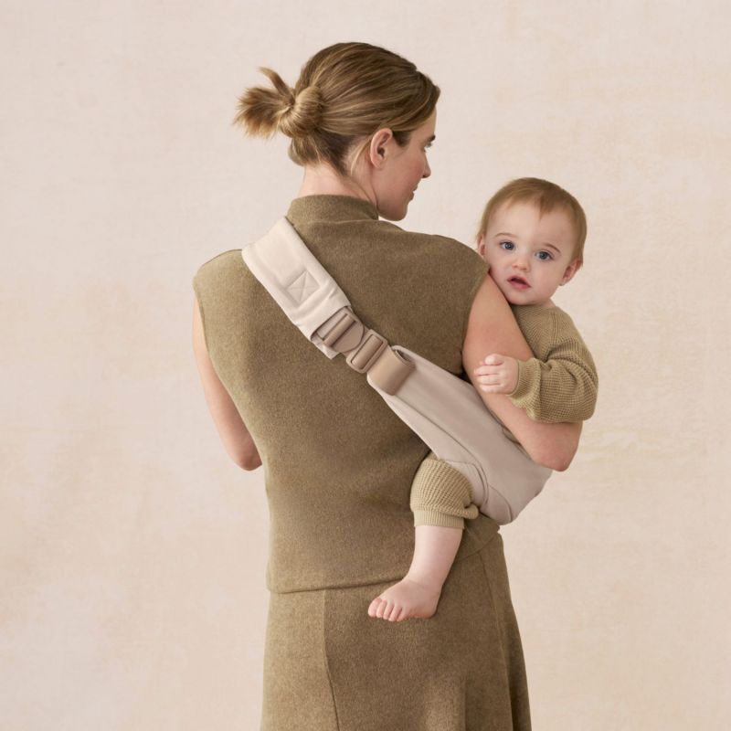 Porte bébé enfant Upsie Sling Natural Beige Ergobaby Ambiance 5