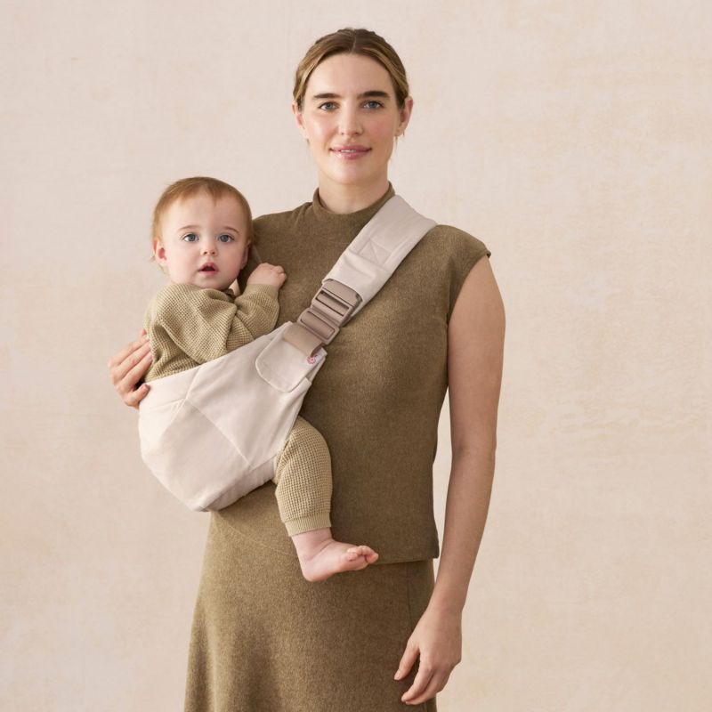Porte bébé enfant Upsie Sling Natural Beige Ergobaby Ambiance 6