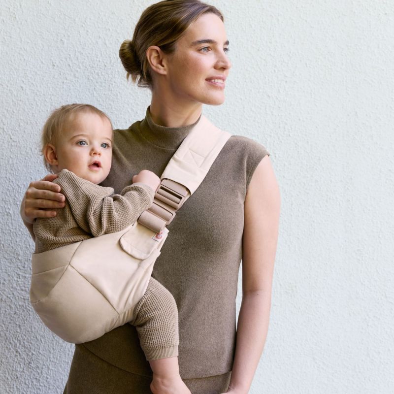 Porte bébé enfant Upsie Sling Natural Beige Ergobaby Ambiance 7