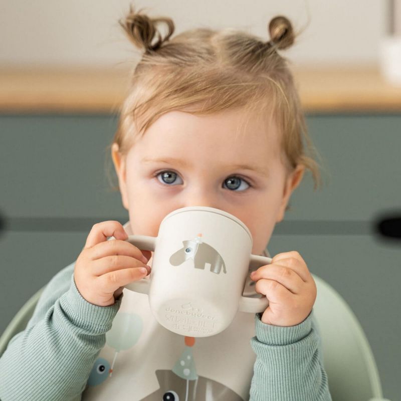 Tasse à bec à 2 anses en silicone Celebration Sable Done by Deer Ambiance 1