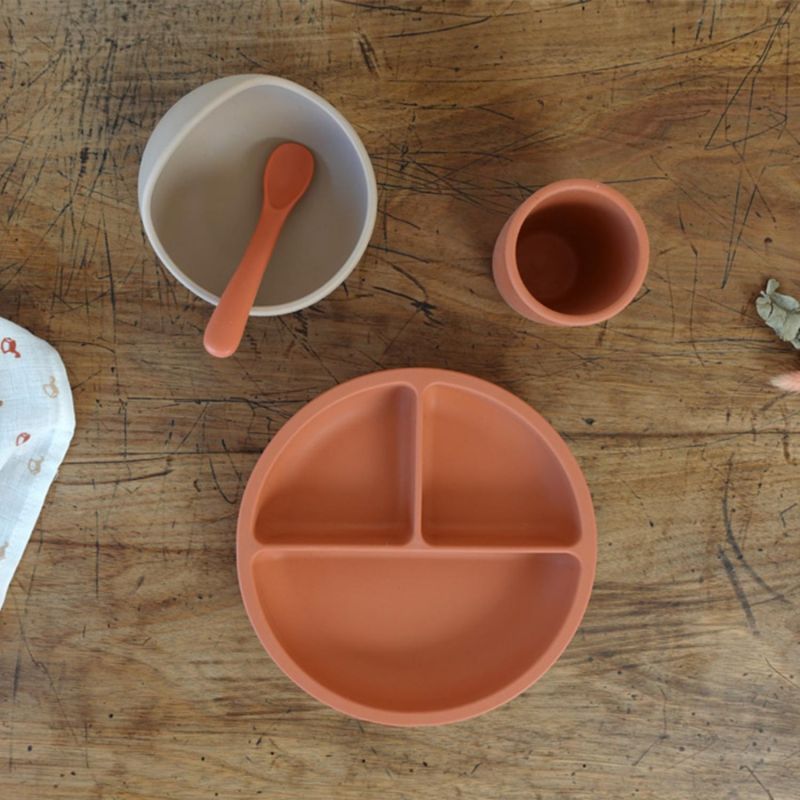 Coffret repas en silicone Terre de sienne-Sable (4 pièces) Trois Kilos Sept Ambiance 4