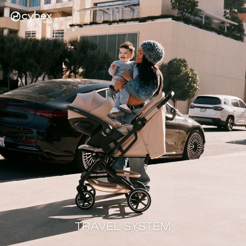 Poussette Compacte et Citadine Beezy 2026 Châssis Noir Almond Beige Cybex Ambiance 9
