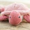 Peluche géante Les Ptipotos Sauvenou la tortue rose (50 cm)  par Les Déglingos