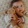 Petit Lapin sensoriel en coton bio cappuccino Moonie Ambiance 2