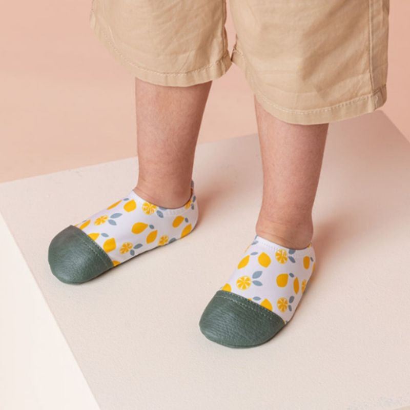 Chaussons d'eau Les Petits Citrons Jaunes (12-24 mois) Les Pas Petits Ambiance 4