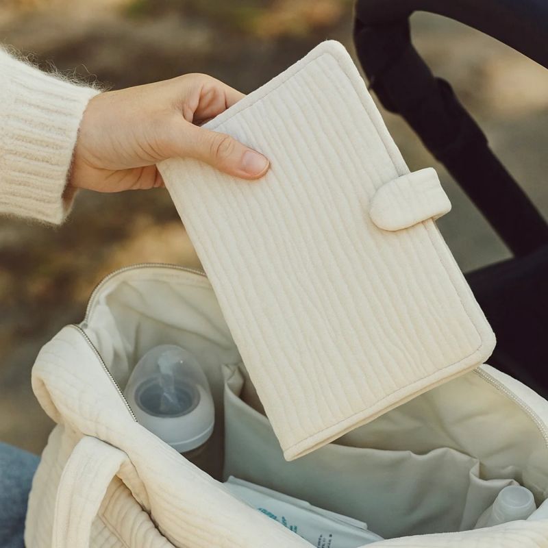Protège carnet de santé Wavy écru BEBEL Ambiance 1