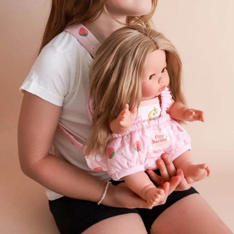 Porte bébé pour poupée Fraise Tiny Harlow Ambiance 3