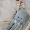 Peluche bruit blanc rechargeable Olly la pieuvre grise FLOW Ambiance 3