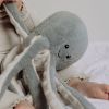 Peluche bruit blanc rechargeable Olly la pieuvre grise FLOW Ambiance 8