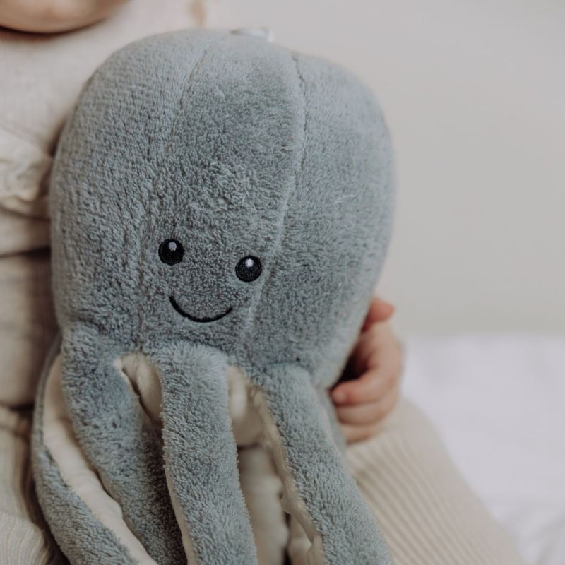 Peluche bruit blanc rechargeable Olly la pieuvre grise FLOW Ambiance 4