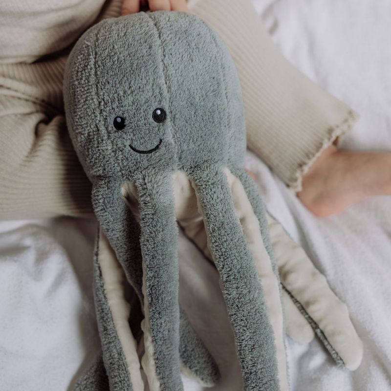 Peluche bruit blanc rechargeable Olly la pieuvre grise FLOW Ambiance 5