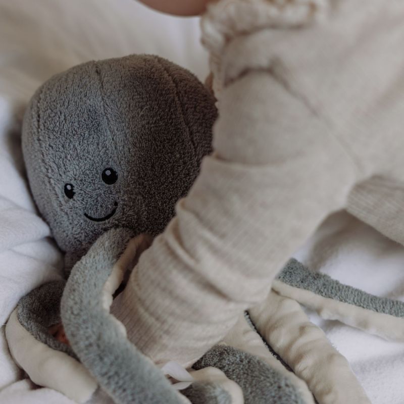 Peluche bruit blanc rechargeable Olly la pieuvre grise FLOW Ambiance 6