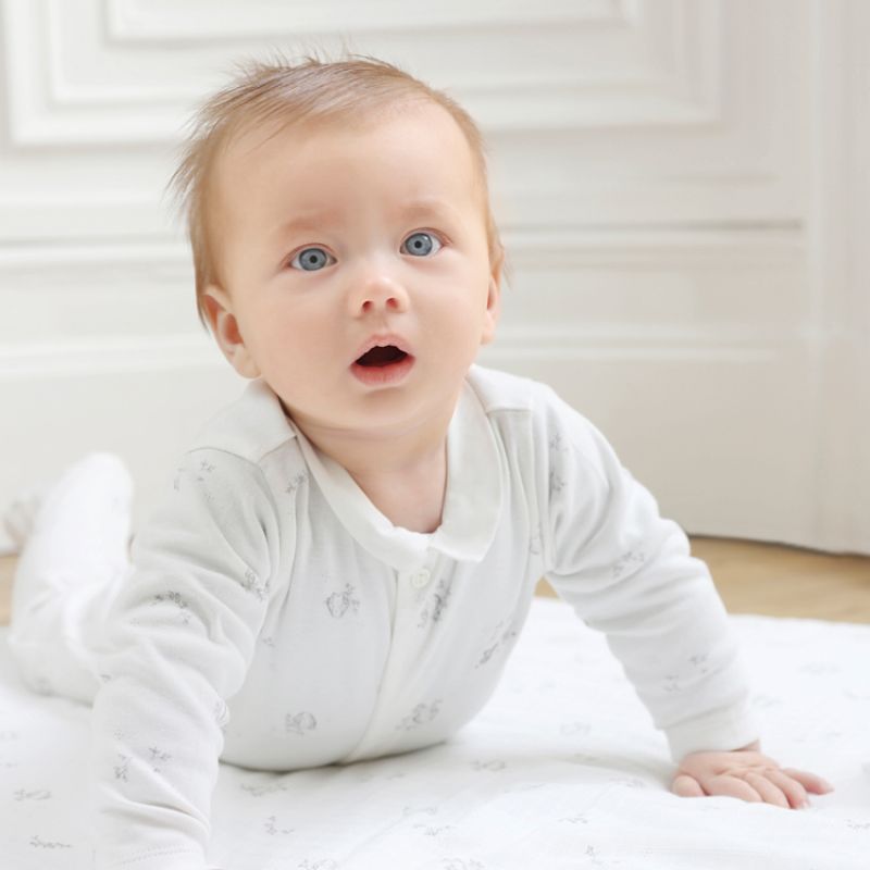 Image d'ambiance de présentation du produit Pyjama Petit Augustin en coton écru (9 mois) - Tartine et Chocolat