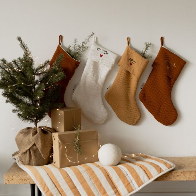 Chaussettes de Noël Gaze Camel (personnalisable) Atelier Wagram Ambiance 6