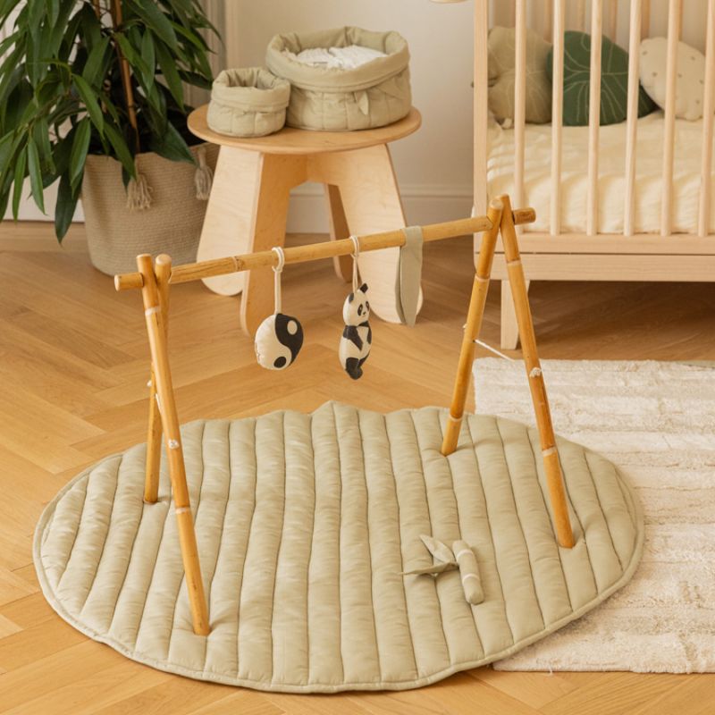 Image d'ambiance de présentation du produit Tapis de jeu bamboo feuille sensorielle (100 cm) - Lorena Canals