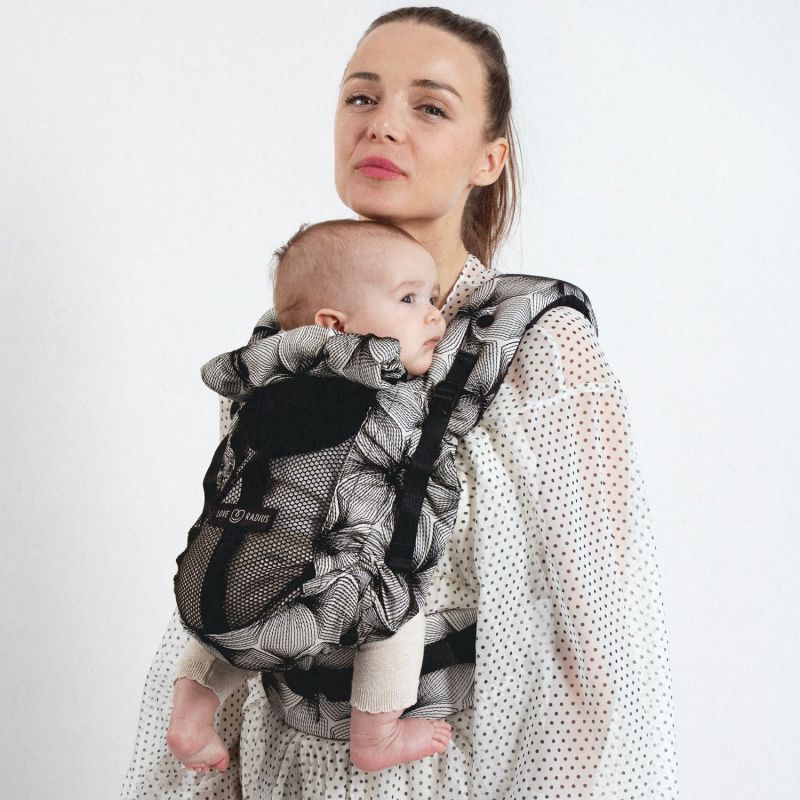Porte bébé PhysioCarrier V2 Black Orchid Love Radius Ambiance 6
