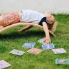 Lot de 10 cartes postures de Yoga (à réaliser sur une planche d'équilibre)  par Observe Montessori