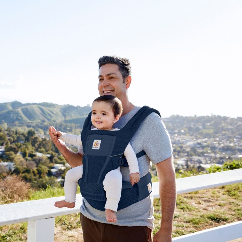 Porte bébé enfant Alta Hip Bleu Nuit Ergobaby Ambiance 2