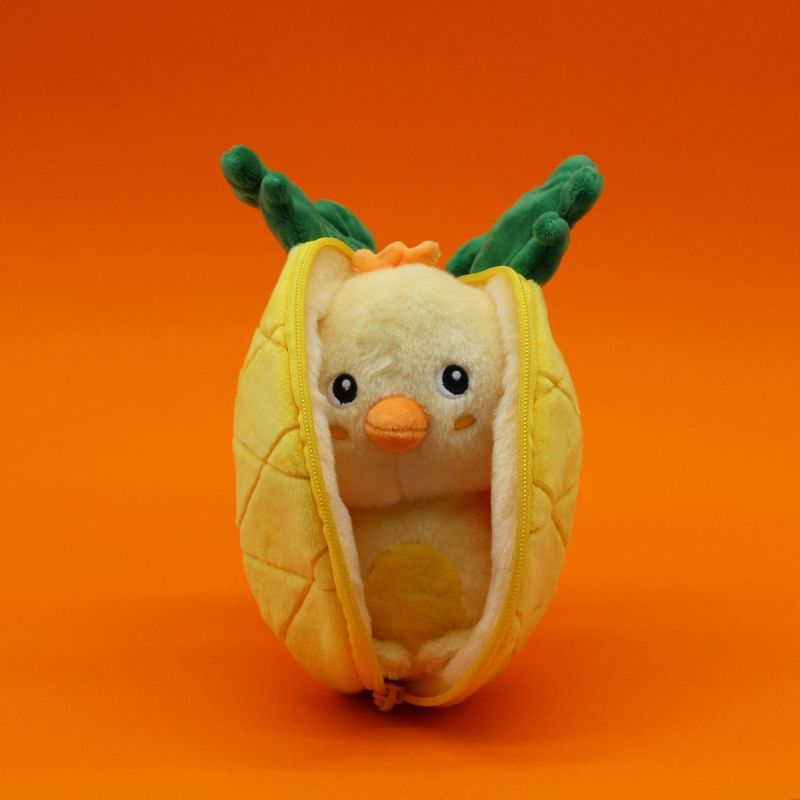 Image d'ambiance de présentation du produit Peluche Les Flipetz Nugget le poussin/ananas - Les Déglingos