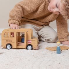 Bus scolaire avec figurines