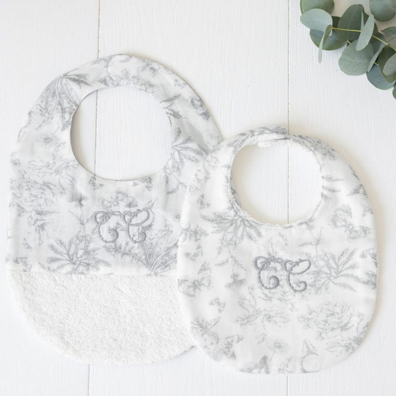 Lot de 2 bavoirs à pression Toile de Jouy gris Tartine et Chocolat Ambiance 2